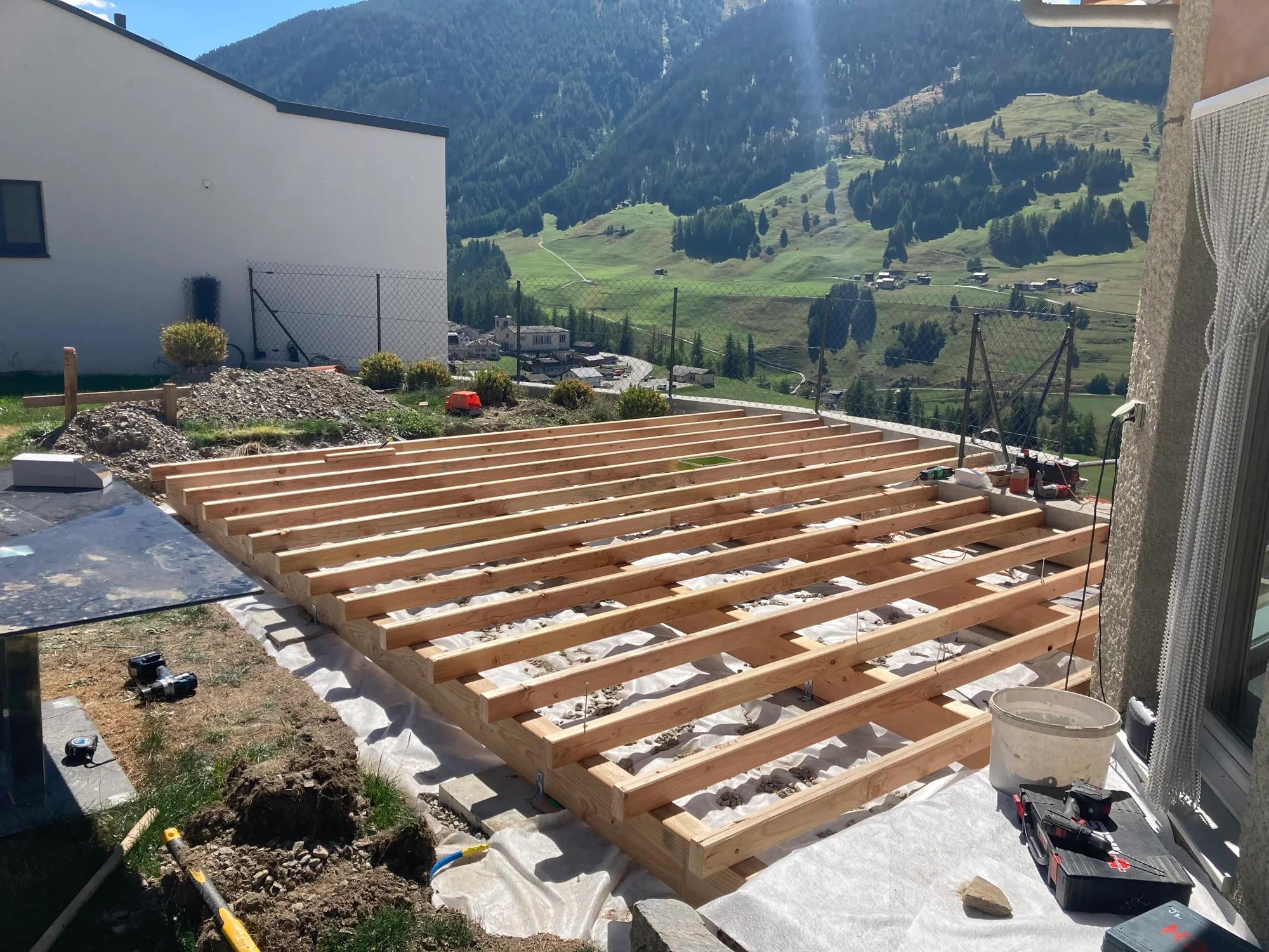 Sous construction en pin douglas d’une terrasse – Maison d’habitation