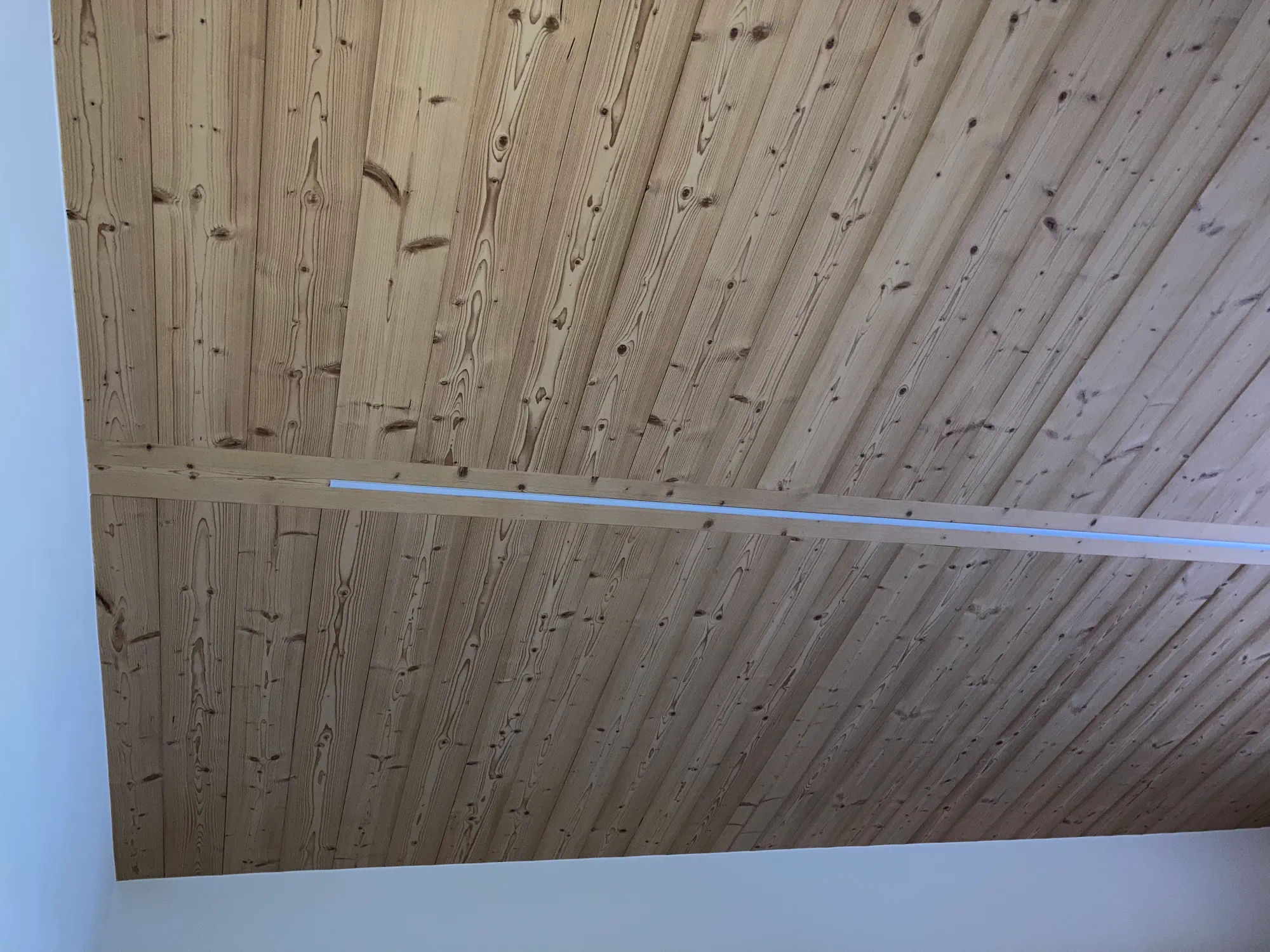 Intégration d’éclairage LED dans un plafond boisé en épicéa vapo-traité – Maison d’habitation